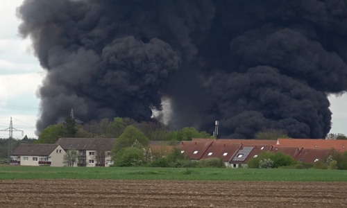 Aufgrund des Feuers wurde der Bereich evakuiert. 