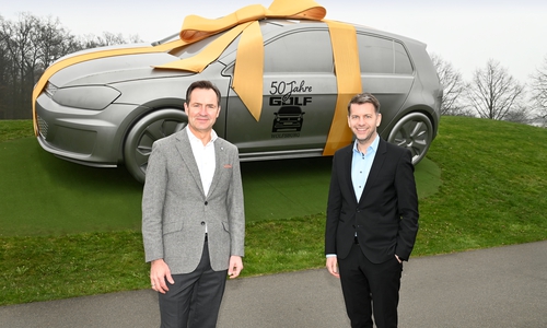 Feiern gemeinsam 50-Jahre Golf in Wolfsburg: Thomas Schäfer, CEO der Marke Volkswagen, und Oberbürgermeister Dennis Weilmann.