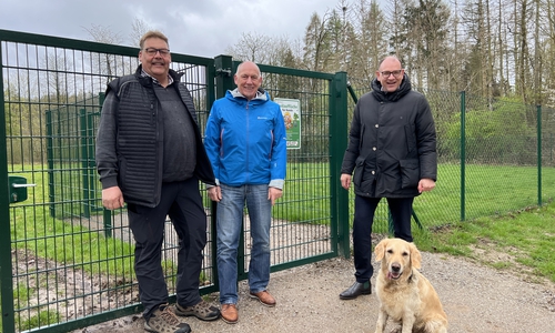 Bürgermeister Erik Homann (r.) und Hündin Lila haben das neue Areal gemeinsam mit Fachbereichsleiter Uwe Zimmermann (Mitte) und dem stellvertretenden Leiter des Baubetriebshofes, Andreas Brünig, eingeweiht.