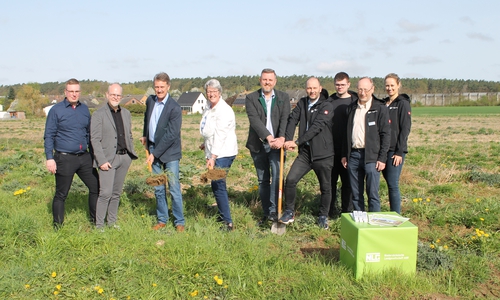 Beim symbolischen Spatenstich im Baugebiet Uhlenbusch in Essehof waren Sören Denecke (Fachbereichsleiter Gemeinde Lehre), Tobias Breske (Verwaltungsleitung Gemeinde Lehre), Jürgen Haberland (Gemeinderatsvorsitzender), Renate Schmidt (Ortsbürgermeisterin Essehof), Andreas Busch (Gemeindebürgermeister Lehre) und vom NLG Marko Eichhorst (Geschäftsstellenleiter Braunschweig), Ruben Kronhart (Projektmitarbeiter Baulandentwicklung), Ulrich Scharf (technischer Projektleiter) und Annika Weber (kaufmännische Projektmitarbeiterin).