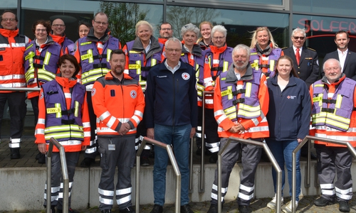 Fluthelfer, neue Führungskräfte und langjährig Tätige des DRK-Kreisverbandes vor dem Solferino am Exer. 