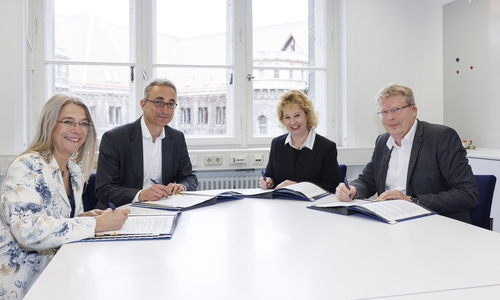 Unterzeichnung des Letter of Intent im Braunschweiger Rathaus durch (v.li.n.re.) Dr. Franziska Gromadecki, Geschäftsführerin des Abwasserverbandes Braunschweig (AVB), Dr. Volker Lang, Vorstandsmitglied von BS Energy, Judith Kraft, Geschäftsführerin der Stadtentwässerung Braunschweig GmbH (SEBS) und Stadtbaurat Heinz-Georg Leuer, Stadt Braunschweig.