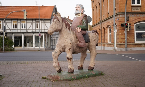 Der Kleine Reiter auf dem Juliusmarkt muss saniert werden. Doch ein Unfall bringt die Pläne durcheinander. 