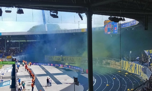 Die Eintracht-Fans zündeten jede Menge Rauch und Pyrotechnik.