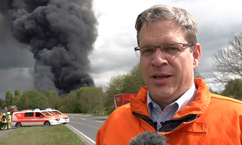 Torge Malchau, Leiter der Feuerwehr Braunschweig, berichtet vor Ort über die Lage.