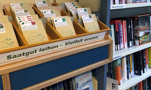 Im Bücherbus gibt es auch eine Saatgutbibliothek.