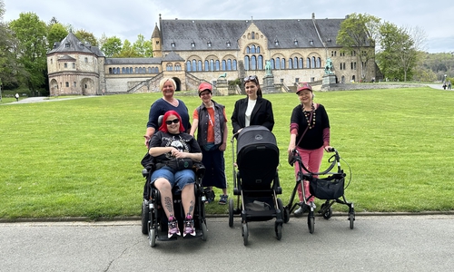 Die Stadtbehindertenbeauftragte Andrea Simon (hinten, links) lädt für den 17. Mai zu einer Informationsveranstaltung unter dem Motto „Gemeinsam barrierefreie Orte aufspüren“ ein. Eingeladen sind alle Menschen, die sich mit oder ohne Rollstuhl, Rollator oder auch Kinderwagen bewegen.