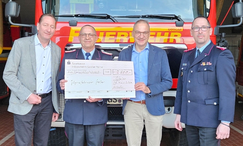 Spendenübergabe durch Rotary-Präsident Burkhard Naffin (2. Von rechts) und Ralph Bogisch (links) an Christian Hellmeier und Volker Junge.