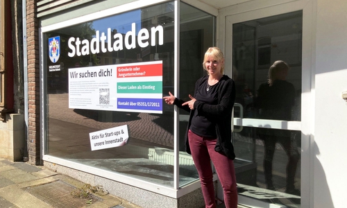  Viktoria Salewski, Mitarbeiterin in der städtischen Wirtschaftsförderung wirbt für den Stadtladen auf der Kornstraße 9.   