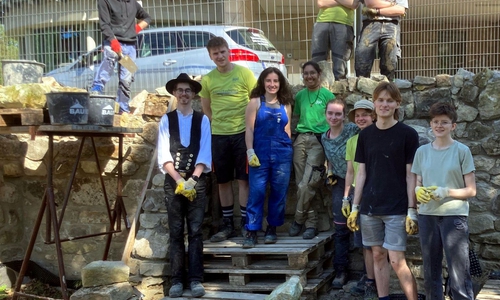 Freiwillige Helfen beim Bau der Klostermauer.