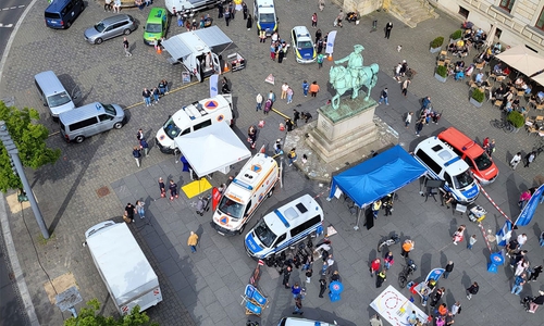 Vor dem Schloss gab es viel Blaulicht.