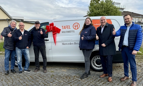 Die ehrenamtlichen Fahrer Wolfgang Endert, Andreas Heinemann und Walter Bauer, Frederike Schwieger, Stefan Becker und Manuel Büttner von Mercedes Benz-Rosier.