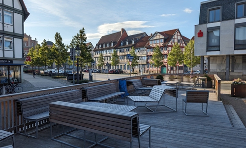 Auf dem Brunnen befinden sich jetzt öffentliche Sitzgelegenheiten.