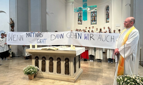 Die Ministranten der St. Petruskirche solidarisierten sich mit ihrem Pfarrer.