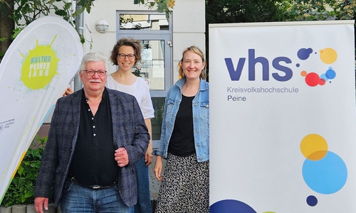 Freuen sich auf viele Interessenten beim Offenen Maltreff: Anna-Lisa Bister von der Servicestelle Kultur des Landkreises Peine (Mitte), Ingrid Knobbe von der Kreisvolkshochschule und Matthias Ebel, Mitglied des Vereins Kunst im Peiner Land (KIP).