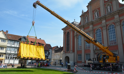 Ein aus Holz bestehender Prototyp eines Katastrophenschutz-Zeltes wurde am Freitag vor der Trinitatiskirche aufgestellt. 