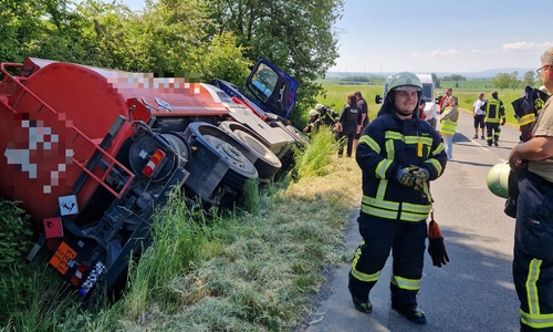 Der LKW war in den Graben gekippt.