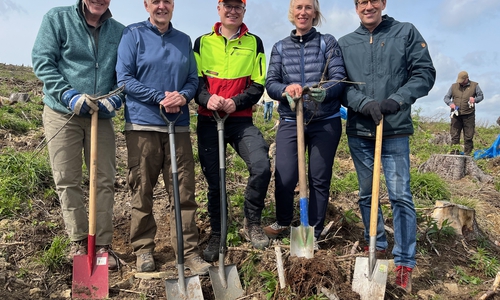 Vertreter der fünf Rotary Clubs mit Spaten und guter Laune, v. l.: Knut Maywald, Präsident RC BS-Oker; Klaus Merker, RC BS-Richmond und Leiter NLF, Wolf Kleinschmit, BS RC-Heinrich der Löwe und Leiter Niedersächsisches Forstplanungsamt, Bettina Wieneke, Präsidentin RC Braunschweig; Michael Rösch, Präsident RC BS-Heinrich der Löwe. Nicht im Bild: Wolf-Peter Sollmann, Präsident RC BS-Hanse.