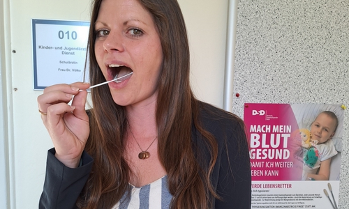 Anja Loos vom Kinder- und Jugendärztlichen Dienst macht es vor: Stäbchen rein - fertig. Der Selbsttest ist einfach und kann Leben retten.