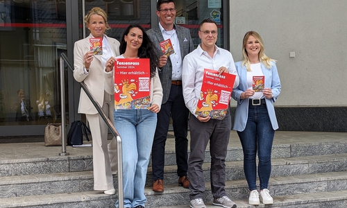 Oberbürgermeisterin Urte Schwerdtner (li.) sowie Sparkassenregionaldirektor Jens Müller (Mitte) freuen sich über den neuen Ferienpass, den sie zusammen mit Camilla Dal Pos und Jannick Voss von der Stadtjugendpflege sowie Mara-Lena Macke (v. li.), Fachdienstleitung Bildung und Soziale der Stadt Goslar, präsentieren.