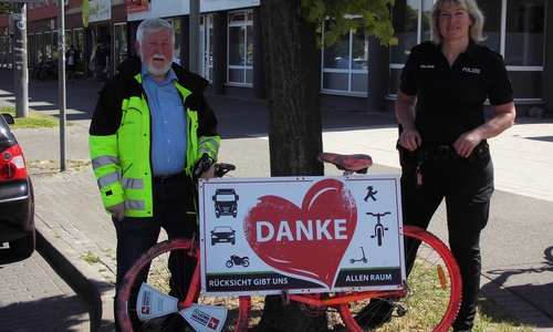 von links: Klaus Seiffert von der Verkehrswacht Wolfsburg und Silke Hitschfeld von der Polizei Wolfsburg