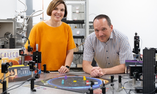 Professorin Stefanie Kroker und Professor Tobias Voß kombinieren bei QUANTista Quantetechnologie mit Brettspielmechanik.