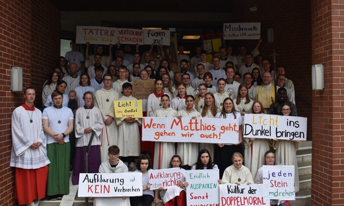 Die Ministranten der St. Petruskirche solidarisierten sich mit ihrem Pfarrer.