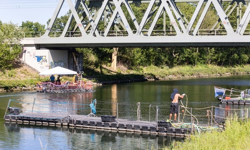 Die Taucher suchen den Stichkanal Stück für Stück ab.