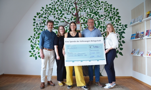 Symbolische Scheckübergabe (v.l.n.r.): Michael Bahn (Regionalleiter Diakonische Gesellschaft), Stefanie Kuper und Antonia Marienfeld (Koordinatorinnen Rosenstraße 76), Kai Brand (Betriebsrat Volkswagen Braunschweig), Valentina Eze (Personal Volkswagen Braunschweig).