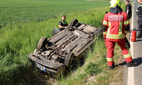 Das Auto war auf dem Dach gelandet.