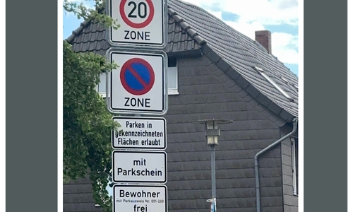 Regeln bei der Einfahrt sparen viele weitere Schilder.