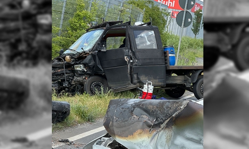 Ein Fahrer starb noch an der Unfallstelle.