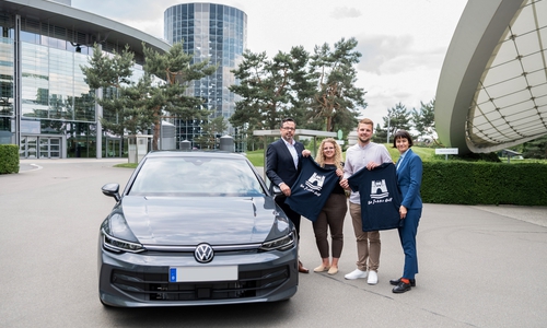 Edith Gerhardt, Geschäftsführerin der Autostadt, und Frank Barwasser, Leiter Vertrieb Volkswagen Deutschland, übergaben Sören und Jeniffer Dreyer aus Moormerland bei Leer ihren neuen Volkswagen Golf.