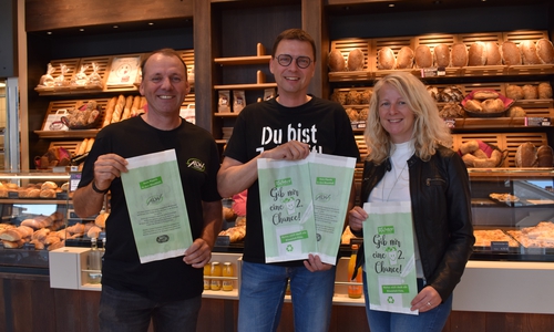 Werben für die richtige Entsorgung von Bioabfällen (v.l.n.r.): Cord Roloff (ALW), Bäcker- und Konditormeister Carsten Richter und Sandra Wehr (Werksleiterin ALW).