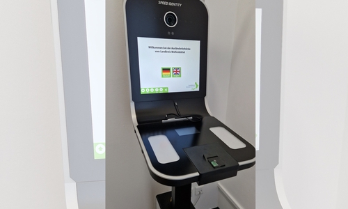  Biometrischen Daten wie Fingerabdrücke sowie biometrische Fotos können ab jetzt mit einem speziellen Gerät, dem Speed-Capture-Kiosk, in der Ausländerbehörde des Landkreises aufgenommen werden.