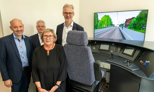 Ostfalia und Kooperationspartner Alstom freuen sich über den neuen Bahnbetriebssimulator am Campus Salzgitter. v.l.n.r.: Prof. Dr. Marco Brey, Studiendekan Ostfalia, Rudolf Frick, Alstom/VGT, Ostfalia-Präsidentin Prof. Dr. Rosemarie Karger, Dr. Christian Bieniek, Alstom.