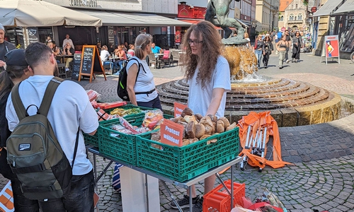 Aktivisten der Letzten Generation verteilen Lebensmittel in der Innenstadt.