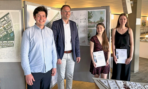 Die beiden Gewinnerinnen des ersten Platzes, Alessa Zinn und Dana de Voß – hier mit dem Stadtrat für Bauen, Stadtplanung, Stadtentwicklung und Umwelt bei der Stadt Salzgitter Michael Tacke und Daniel Grenz (ISU) – präsentieren ihren Entwurf „Kollektiv Thieder Winkel". 