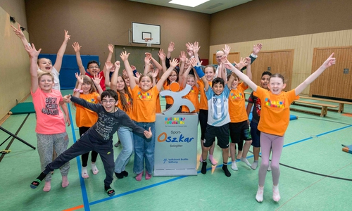 Die Kinder freuen sich über den Sport-Os(z)kar, der von Stefan Honrath, Leiter der Direktion Peine der Volksbank BRAWO und Botschafter von United Kids Foundations, überreicht wurde.