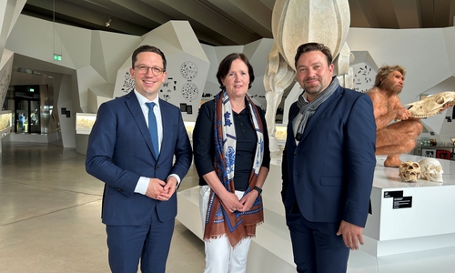 Kulturminister Falko Mohrs (l.) mit NLD-Präsidentin Dr.-Ing. Christina Krafczyk (m.) und PD Dr. Mike Reich, Direktor des Staatlichen Naturhistorischen Museums in Braunschweig (r.). 