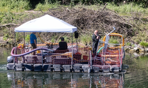 Das Partyboot: Für die Sondierung kommt auch ein fahrbarer Steg zum Einsatz.