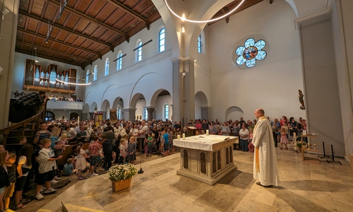 Am Gottesdienst am heutigen Sonntag nahmen unzählige Bürger teil.
