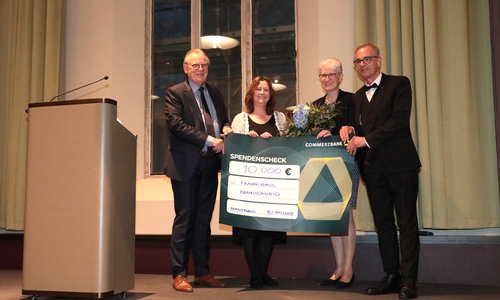 Astrid Sutor (2. v. li.), Leiterin des Braunschweiger Frauenhauses, sowie Heidi Bitterberg (2. v. re.), Vorsitzende des Frauenhaus-Fördervereins, zeigen den Spendenscheck, den Großmeister Stefan Kunnert (re.) und der Braunschweiger Meister vom Stuhl Thomas Parr (li.) überreicht hatten. 