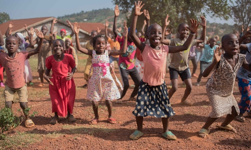 Kinder in Uganda haben Spaß beim Tanzen. (Symbolfoto)