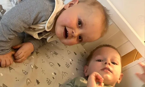 Elias (rechts) mit seinem kleinen Bruder, der ebenfalls unter einer Krankheit leidet.