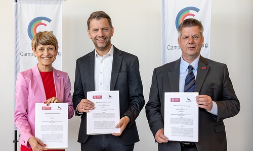 Unterzeichnung des Memonrandum of Understanding zur Unterstützung des gemeinsamen Campus Wolfsburg: Prof. Dr. Angela Ittel (Präsidentin der TU Braunschweig), Dennis Weilmann (Oberbürgermeister Stadt Wolfsburg) und Prof. Dr. Peter Hecker (Vizepräsident für Forschung, TU Braunschweig). 