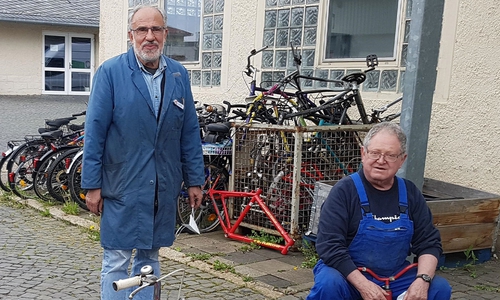 Zwei bekannte Gesichter in der DRK-Fahrradwerkstatt: Giovanni Mellino (links) und Jakob Ganther.