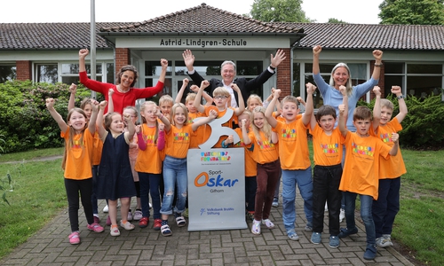 Große Freude über die Sport-Oskar-Trophäe, die ihnen von Thomas Fast, Leiter der Direktion Gifhorn der Volksbank BRAWO, Vorstandsvorsitzender der Volksbank BRAWO Stiftung und Botschafter von United Kids Foundations, übergeben wurde.