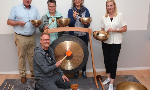 Klangspiele, Schalen, Schlägel und ein großer Gong: Bei der Übergabe neuer Materialien zeigte Musiktherapeut Thomas Grove (vorn) die beeindruckenden neuen Möglichkeiten. Dabei waren (hinten von links): Vorstand Reinhold Renger (Kroschke Kinderstiftung), Spenderin Elke Fokken, Andrea Gürntke und Geschäftsführerin Corinna Wollenhaupt (beide Lavie). Ganz vorn Stiftungsmaskottchen Bärtram.