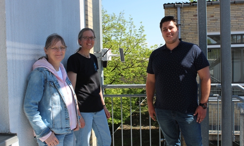 KlimaCube der Stadt hängt nun einsatzfähig am Theodor-Heuss-Gymnasium Wolfsburg. v.l.n.r. : Petra Rose (Lehrerin am THG), Birgit Dybowski (Lehrerin am THG), Christoph Schulz (Projektleitung Klima Cube, Stadt Wolfsburg)